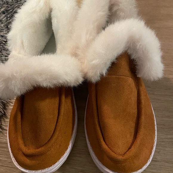 Brand New Cozy Tan Women’s Shoes with White Fur Trim - Picture 2 of 3